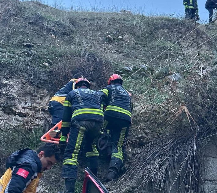 Uçuruma yuvarlanan araçta bulunan 2’si çocuk 5 kişi yaralandı
