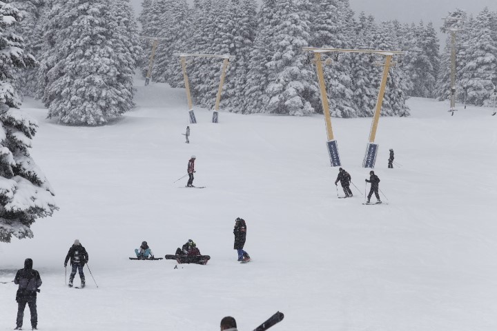 Uludağ’da kar kalınlığı 76 santimetreye ulaştı, pistler doldu taştı
