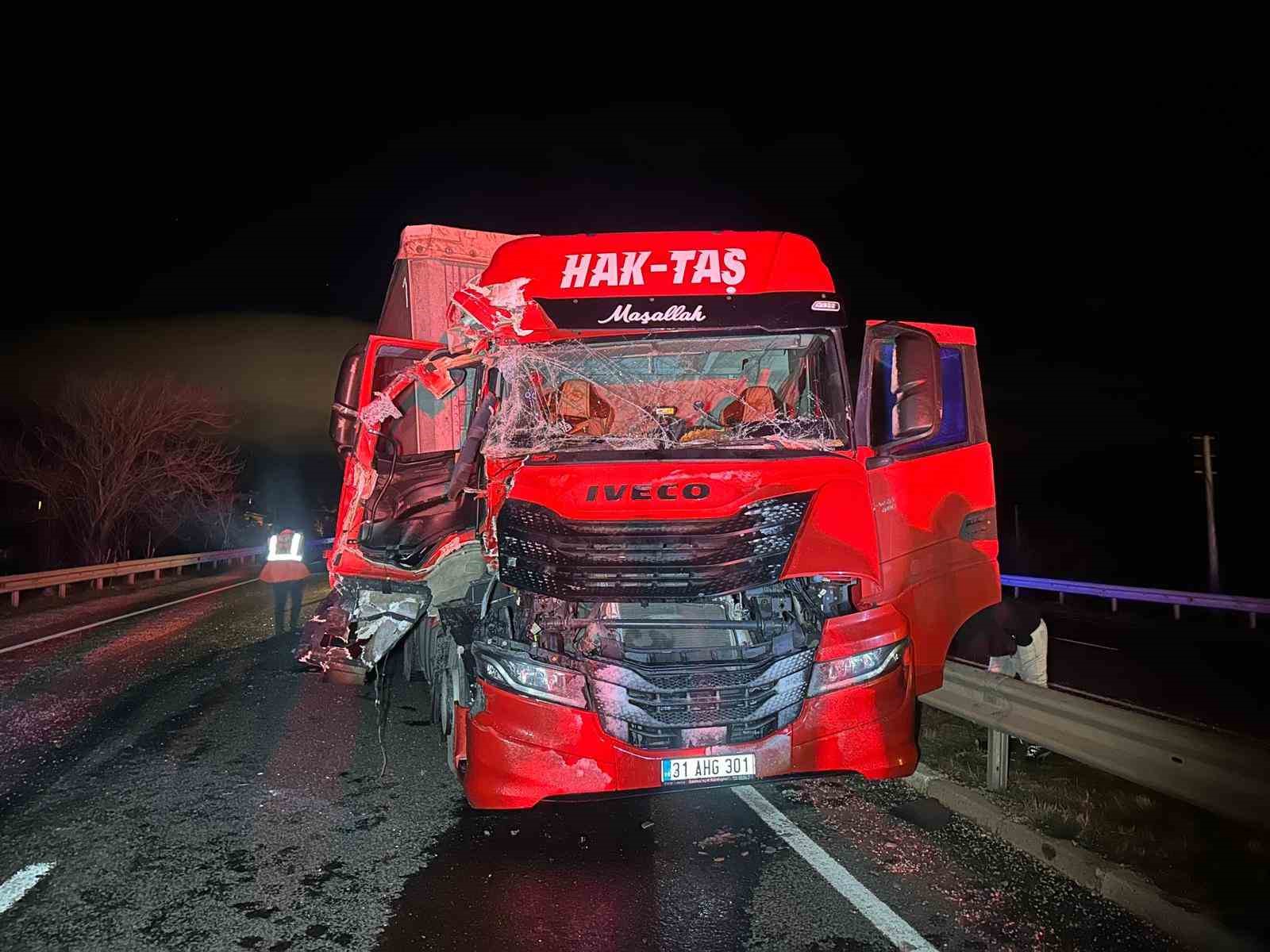 Uşak’ta 2 tır çarpıştı: 1 yaralı
