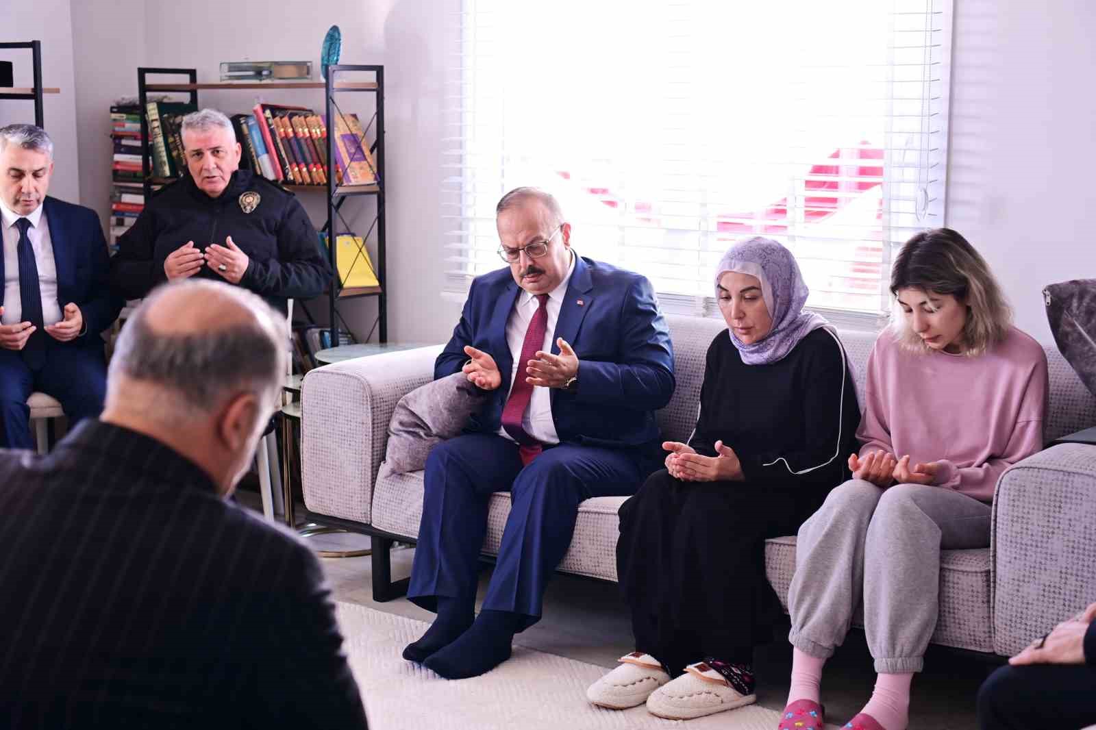 Vali Canbolat’tan şehit polis Koçyiğit’in ailesine taziye ziyareti
Vali Canbolat’tan şehit polis Koçyiğit’in ailesine taziye ziyareti