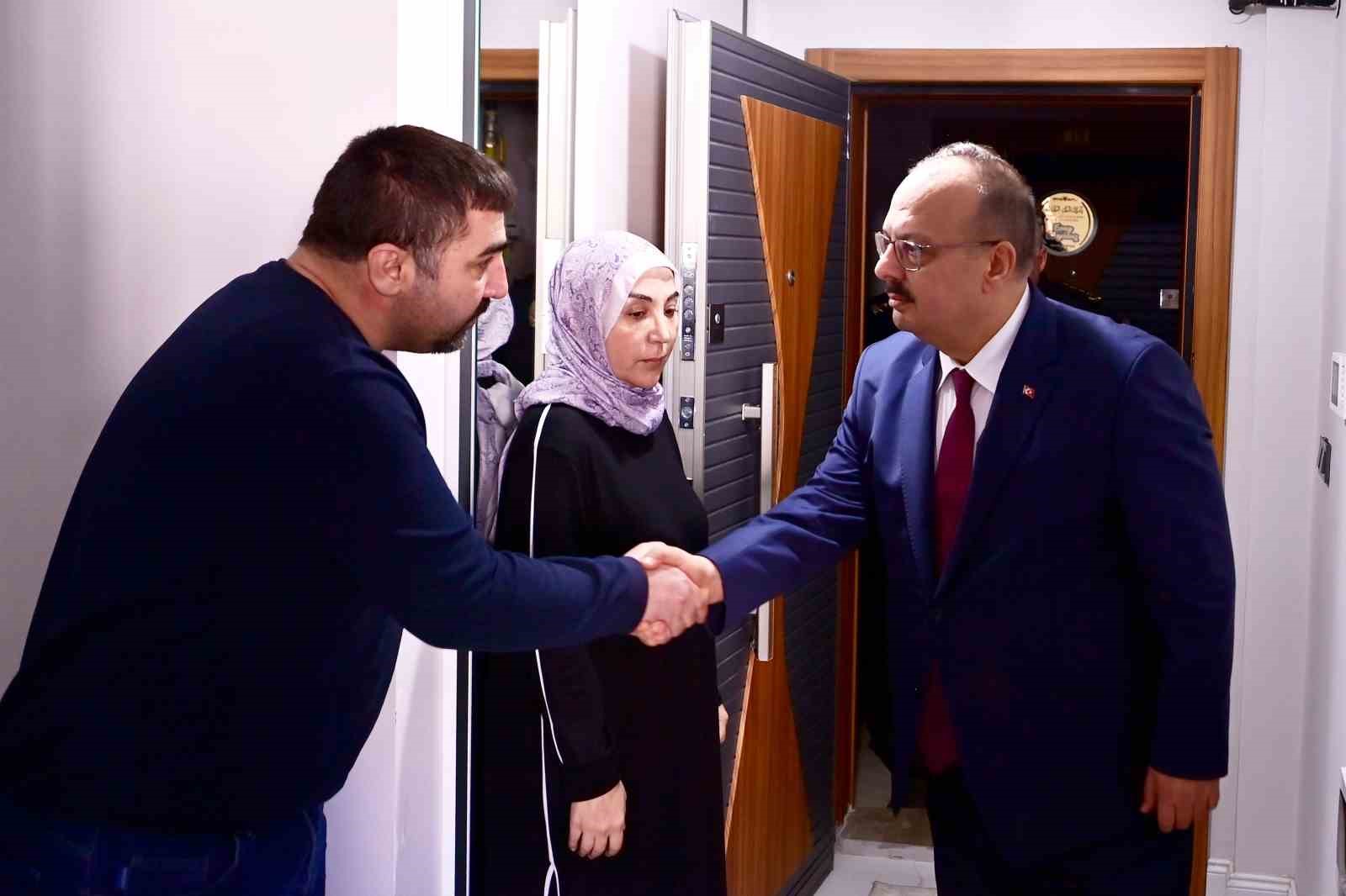 Vali Canbolat’tan şehit polis Koçyiğit’in ailesine taziye ziyareti
Vali Canbolat’tan şehit polis Koçyiğit’in ailesine taziye ziyareti