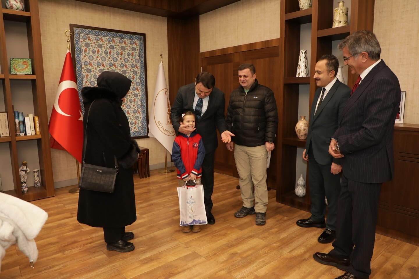 Vali Musa Işın, minik Havva ve ailesini valilik makamında ağırladı
Vali Musa Işın, minik Havva ve ailesini valilik makamında ağırladı