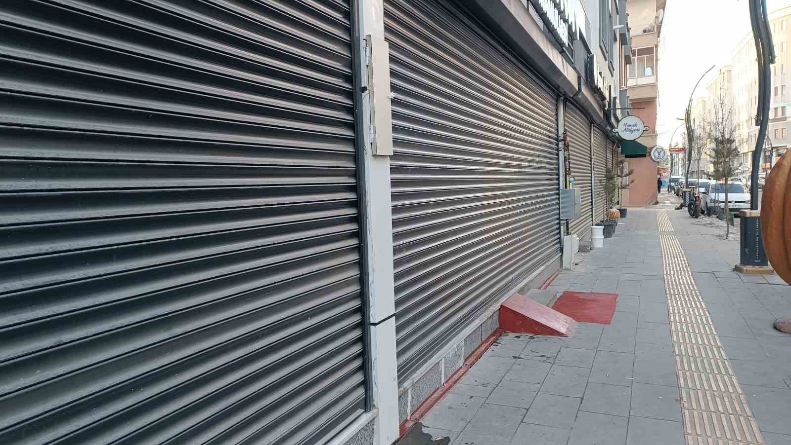 Van’da elektrik kesintisi esnafı mağdur etti
Van’da elektrik kesintisi esnafı mağdur etti