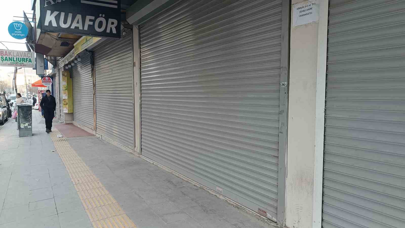 Van’da elektrik kesintisi esnafı mağdur etti
Van’da elektrik kesintisi esnafı mağdur etti