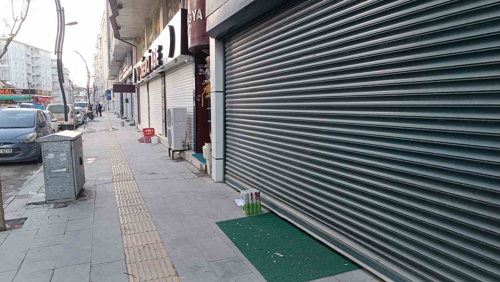 Van’da elektrik kesintisi esnafı mağdur etti
Van’da elektrik kesintisi esnafı mağdur etti