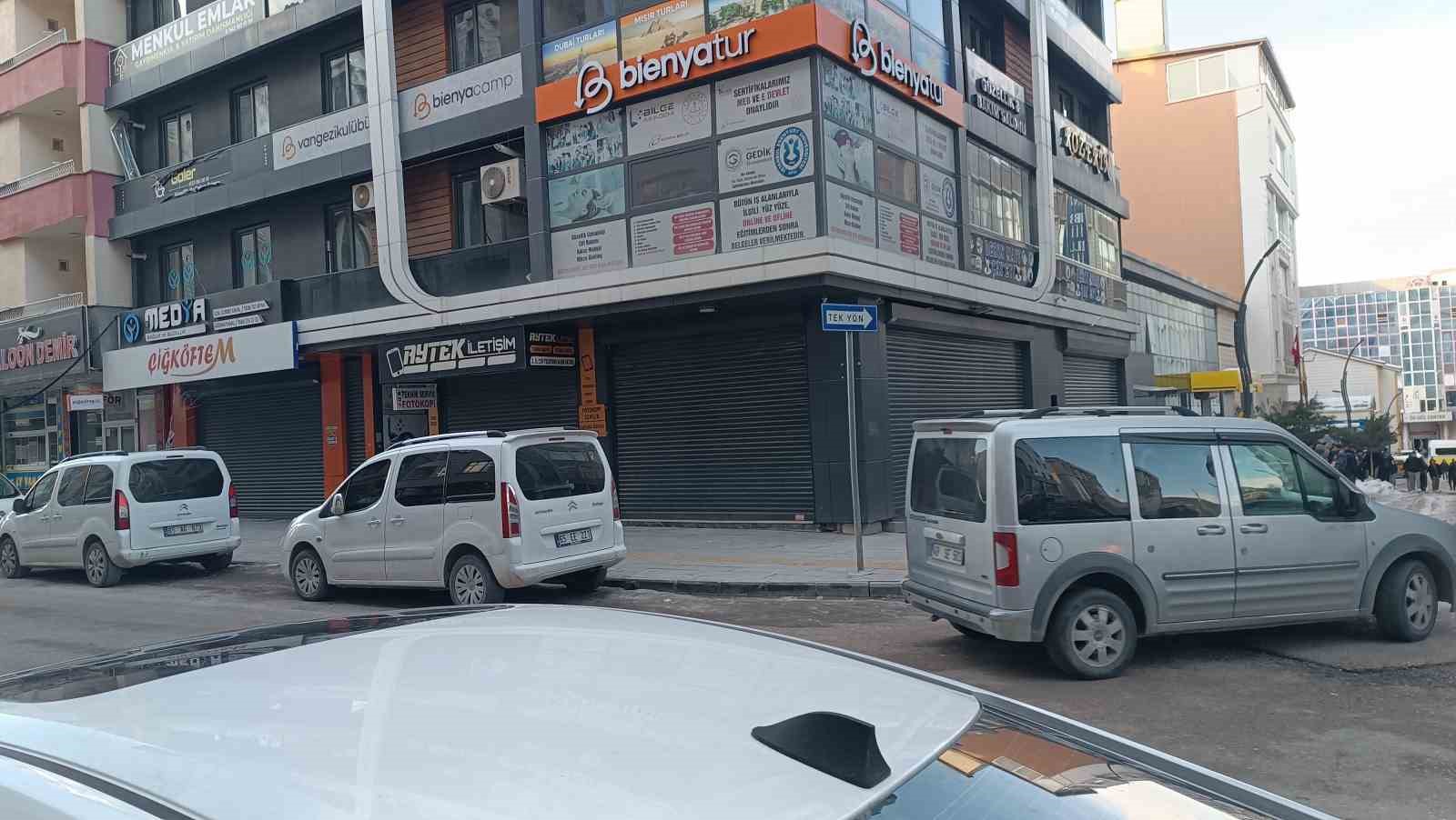 Van’da elektrik kesintisi esnafı mağdur etti
Van’da elektrik kesintisi esnafı mağdur etti