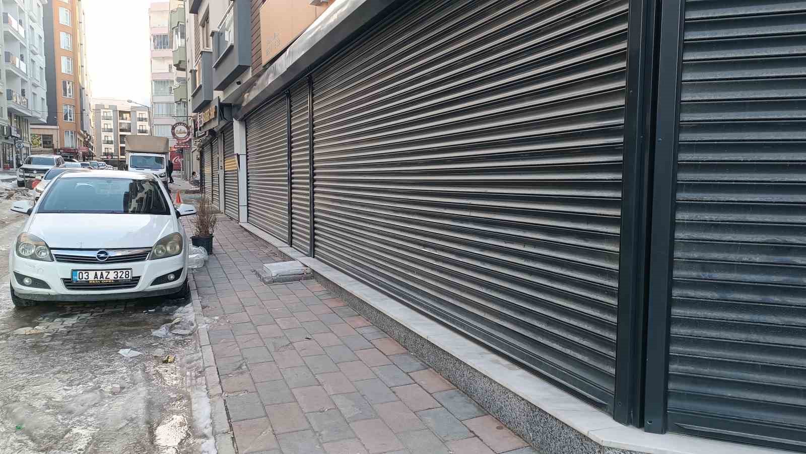 Van’da elektrik kesintisi esnafı mağdur etti
Van’da elektrik kesintisi esnafı mağdur etti