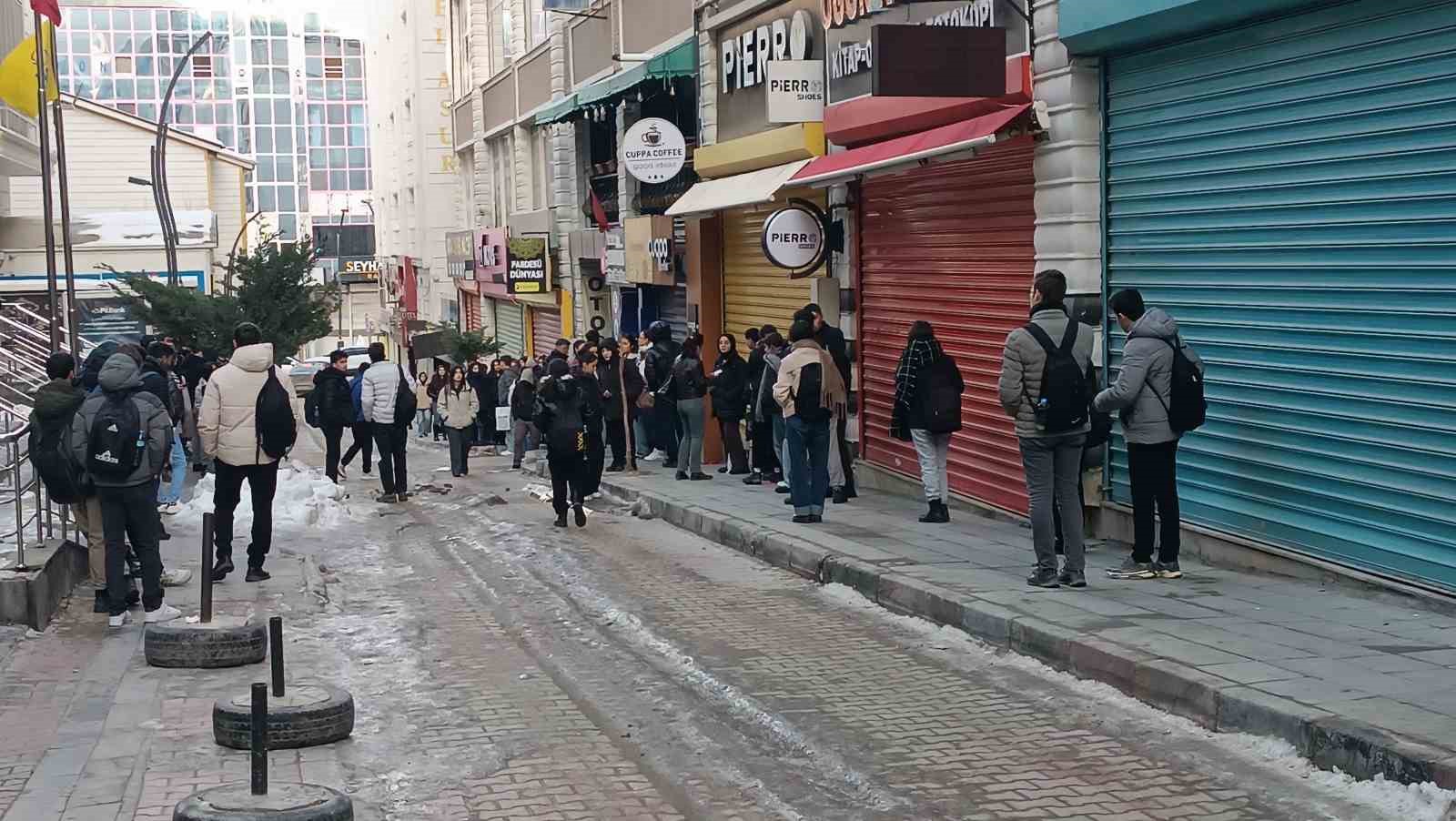 Van’da elektrik kesintisi esnafı mağdur etti
Van’da elektrik kesintisi esnafı mağdur etti