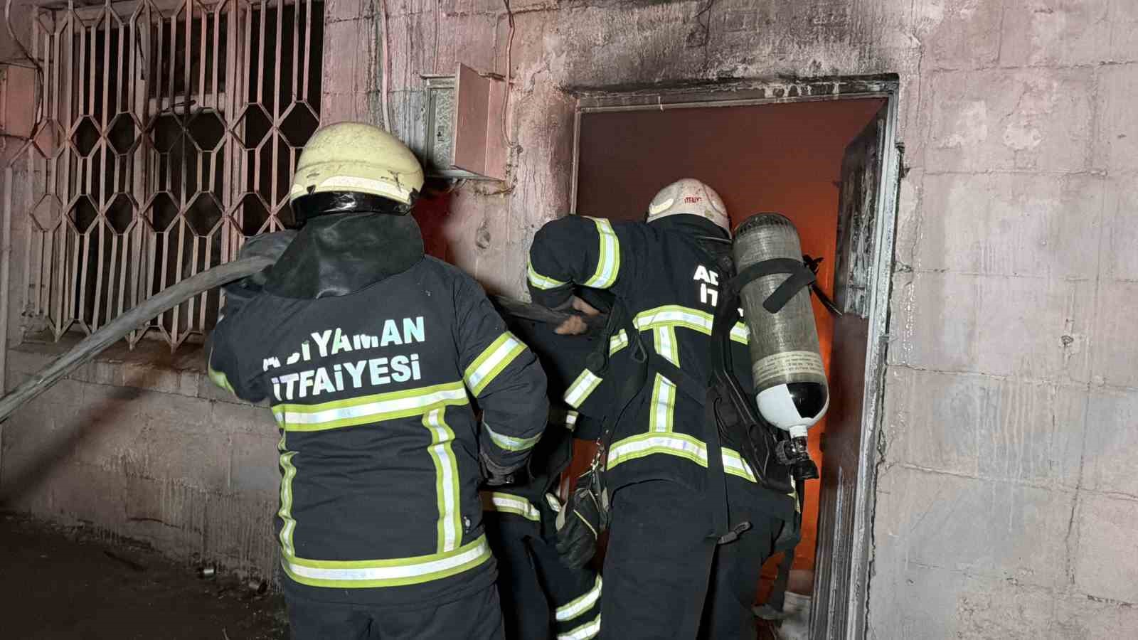 Yalnız yaşayan adamın yaktığı soba, metruk evi alev topuna çevirdi
