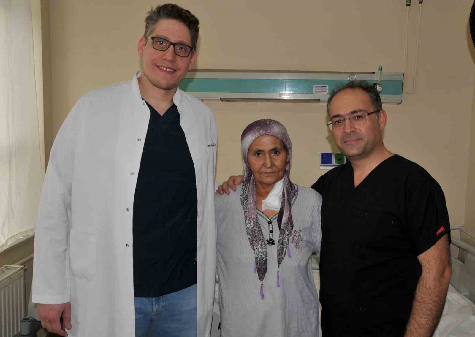 Yemek borusu kanseri olan hastaya cerrahi operasyonla yeni yemek borusu yapıldı
