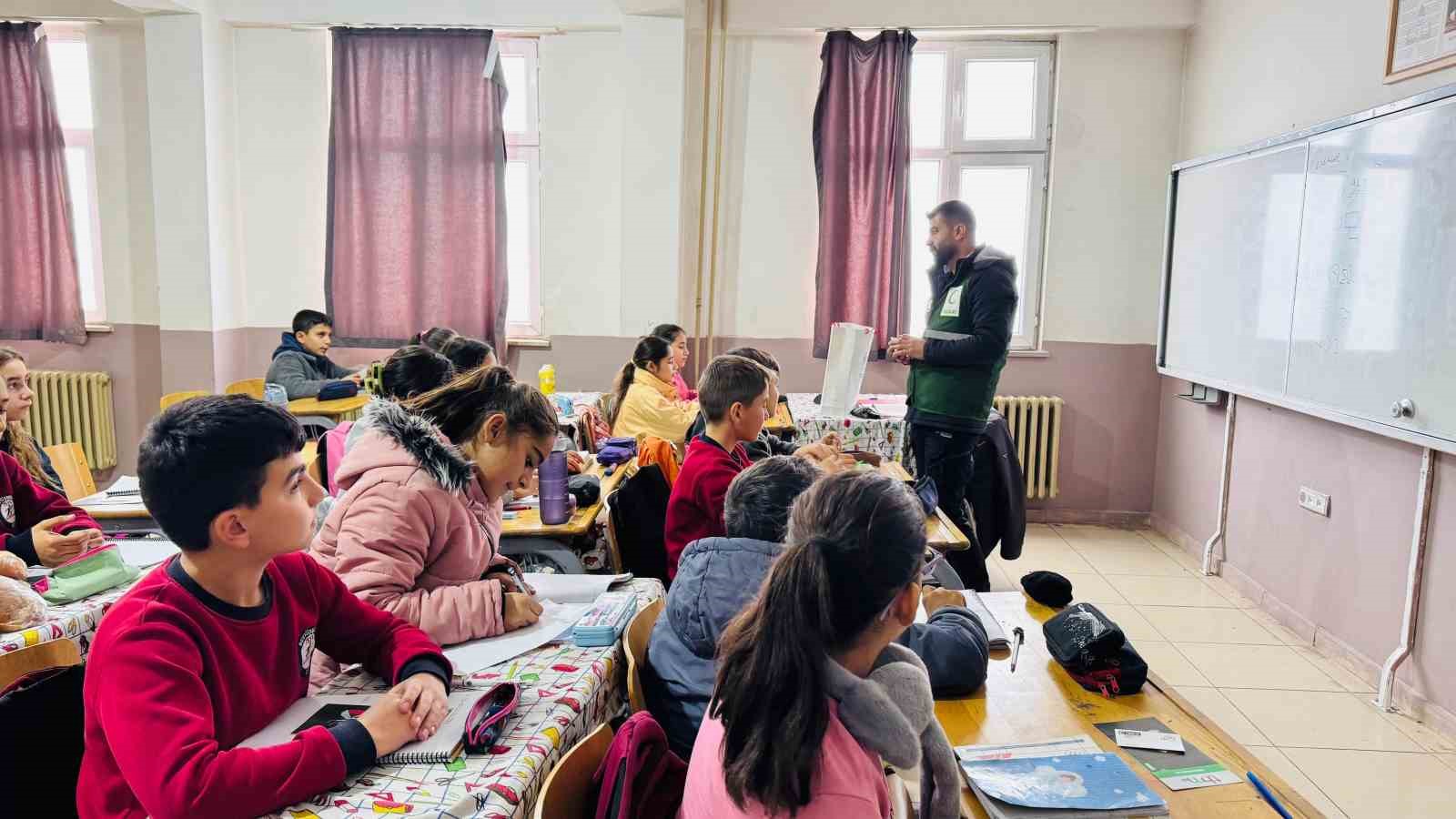 Yeşilay’dan öğrencilere bağımlılıkla mücadele eğitimi
