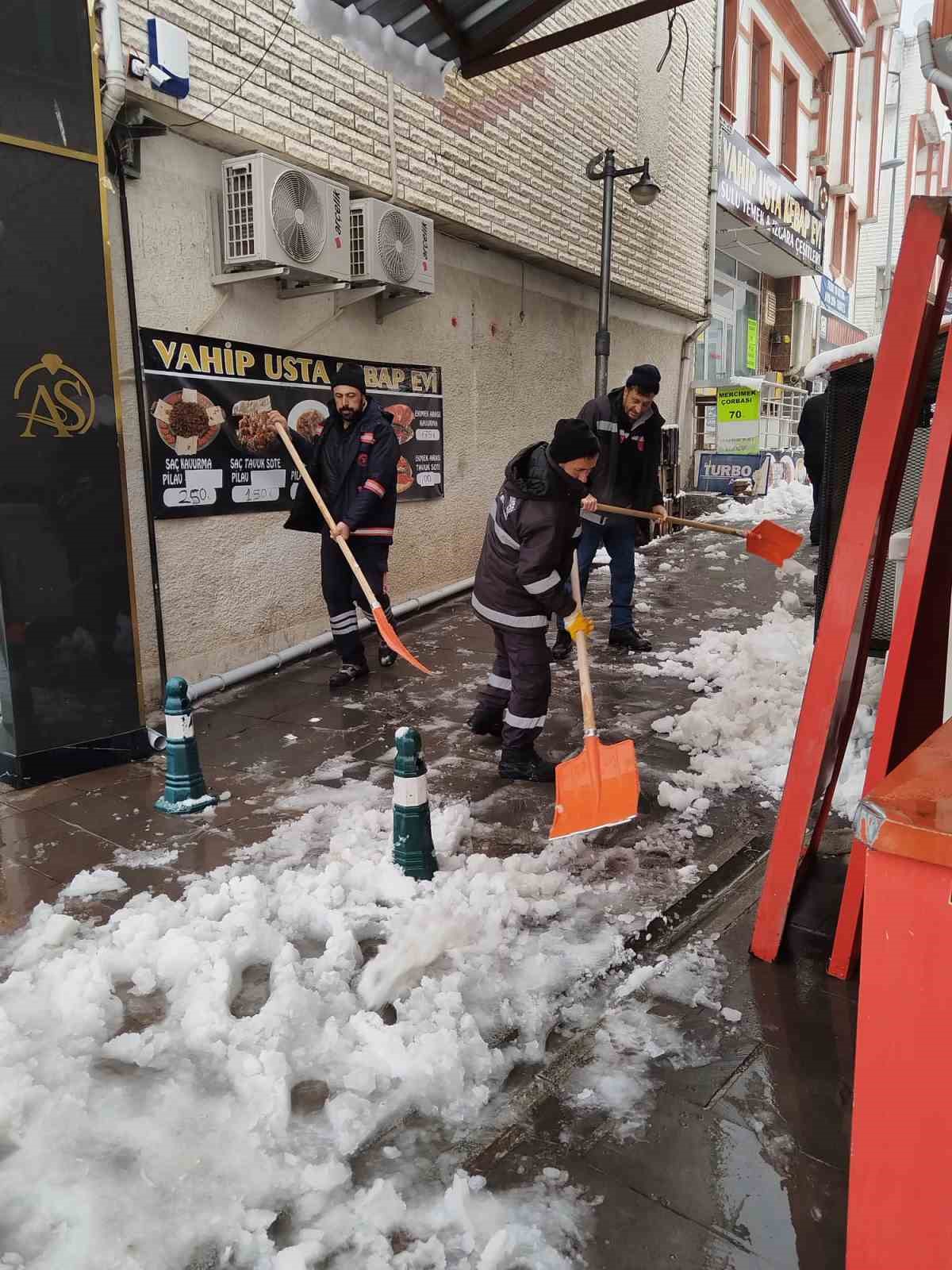 Yozgat beyaza büründü, belediye ekipleri harekete geçti
