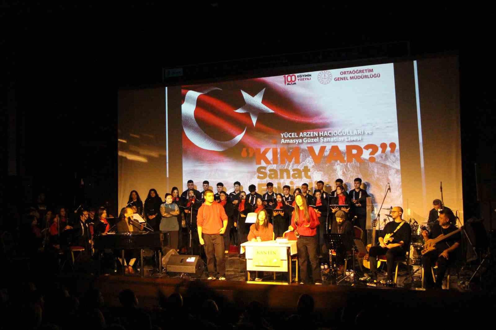 Yücel Arzen Hacıoğulları Amasya’da öğrencilerle sahne aldı
