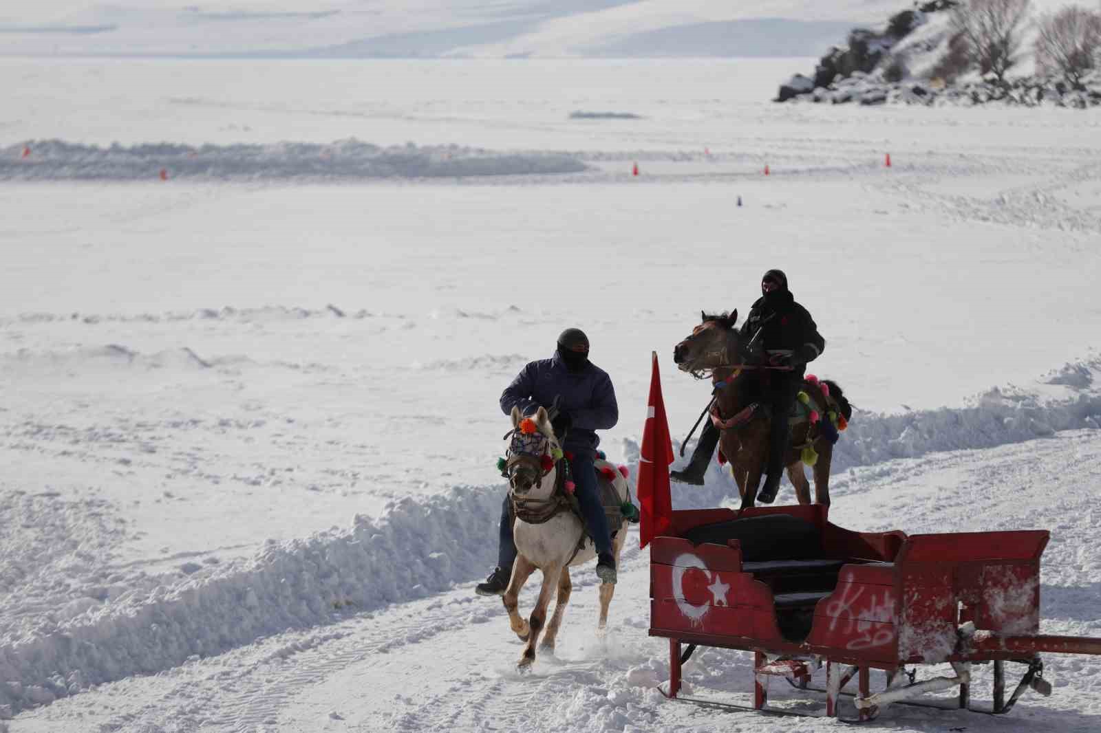 Yüzeyi buz tutan Çıldır Gölü misafirlerini ağırlamaya başladı
