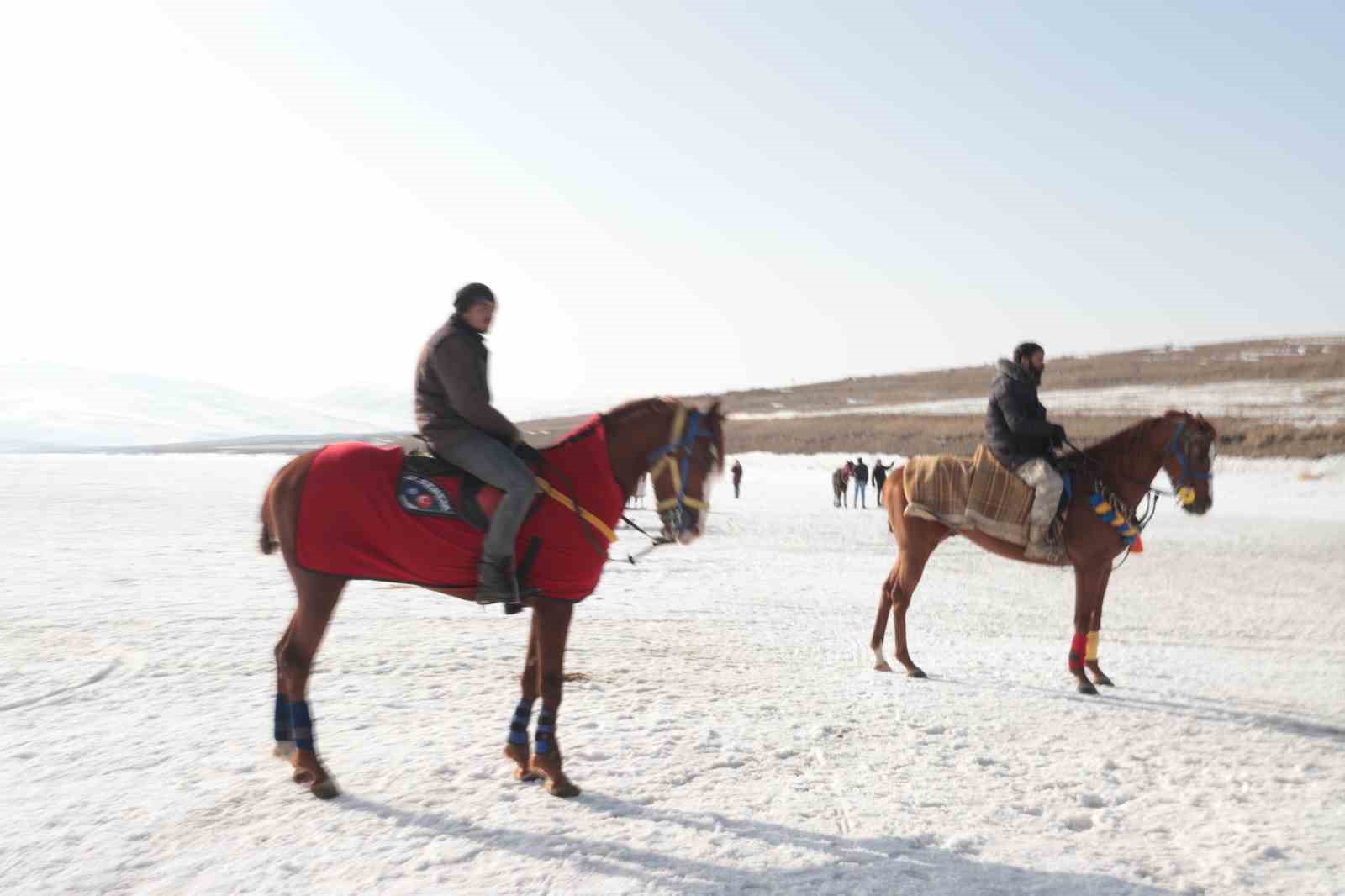 Yüzeyi buz tutan Çıldır Gölü misafirlerini ağırlamaya başladı
