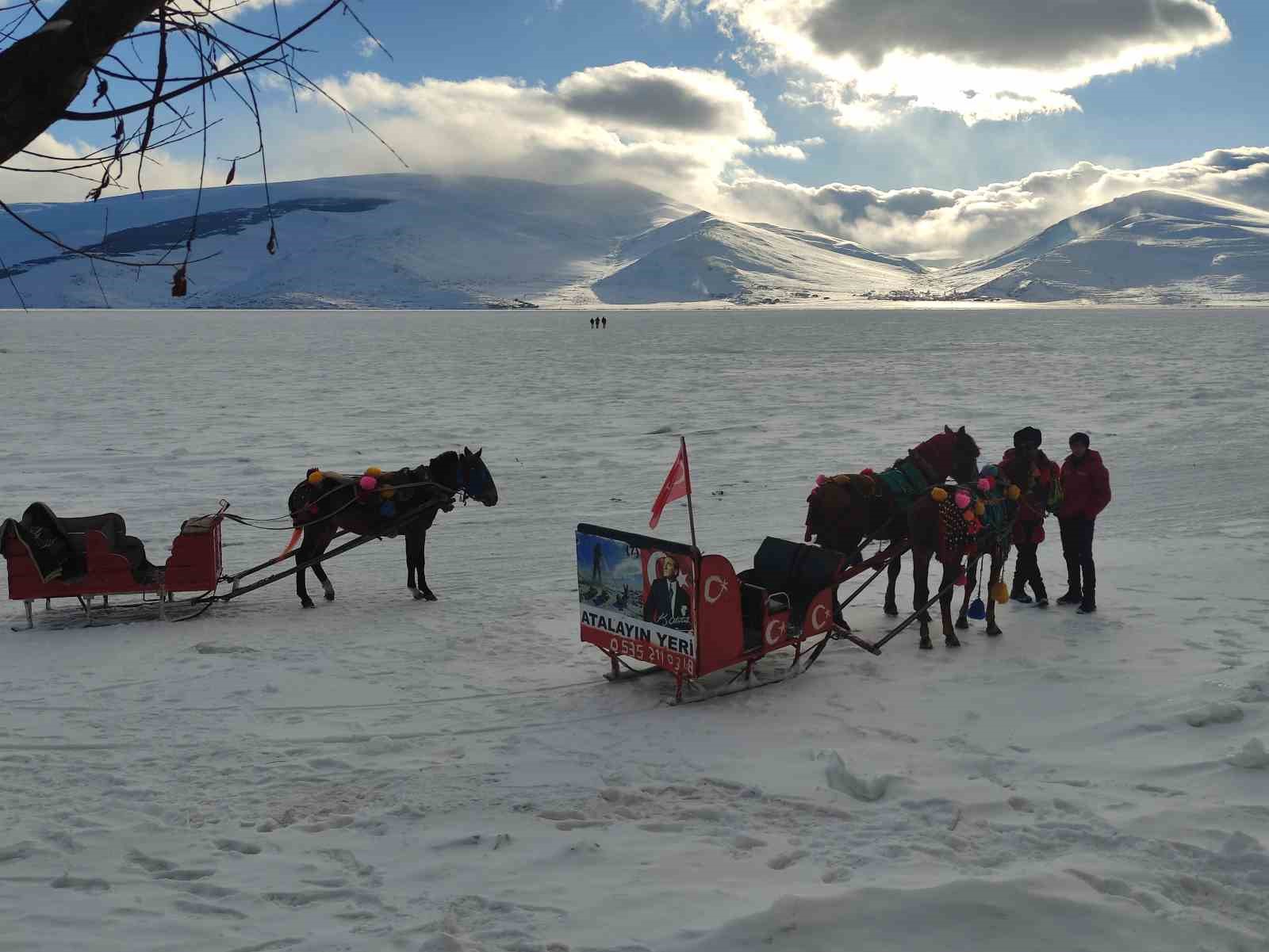 Yüzeyi buz tutan Çıldır Gölü misafirlerini ağırlamaya başladı
