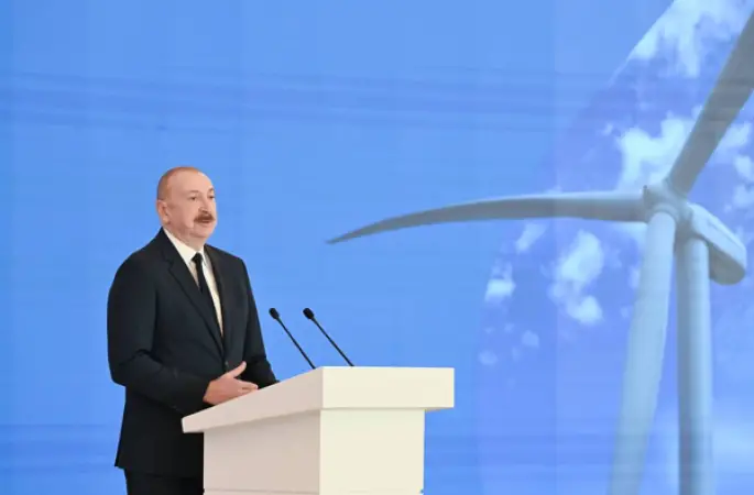 Aliyev, Taşkent’te Haydar Aliyev’in anıtına çiçek bıraktı