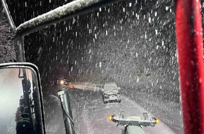 Amasya’da karlı dağ yolunda mahsur kalan aile greyderle kurtarıldı

