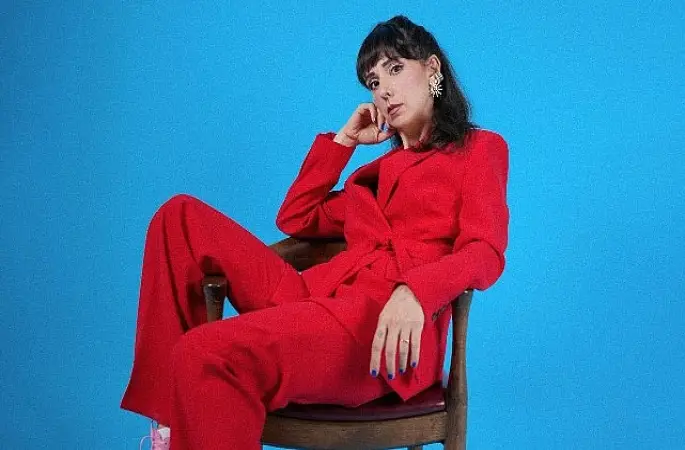 Aslı Demirer 2 yıl aradan sonra yeni single'ı 'Durur Bütün Dünya' ile geri dönüyor