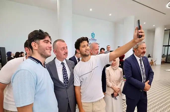 Bakan Çiftçi'den Alev Alatlı Kütüphanesi'ne tam not;  “Yeter ki siz okuyun, çalışın"