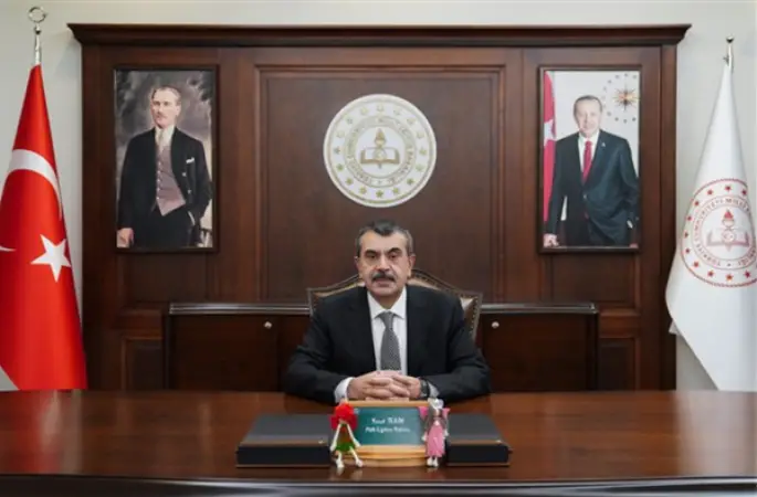 Bakan Tekin, ÖğretmenİZ Dergisi'nin yeni sayısını tanıttı