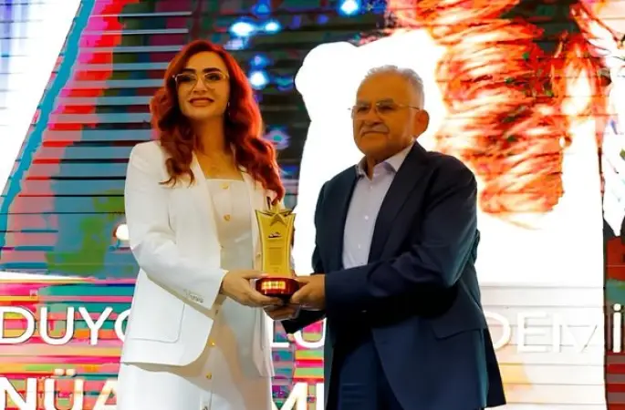 Başkan Büyükkılıç’a Erciyes Medya Ödülleri’nde teşekkür plaketi