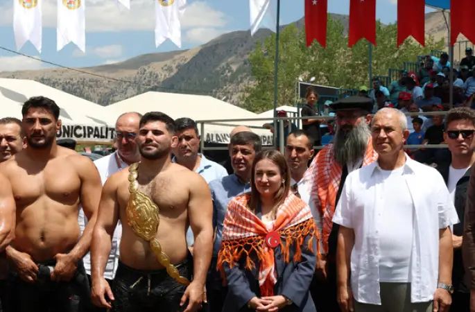 Başkan Vekili Özdemir, Gökbel Yağlı Pehlivan Güreşleri'ne katıldı