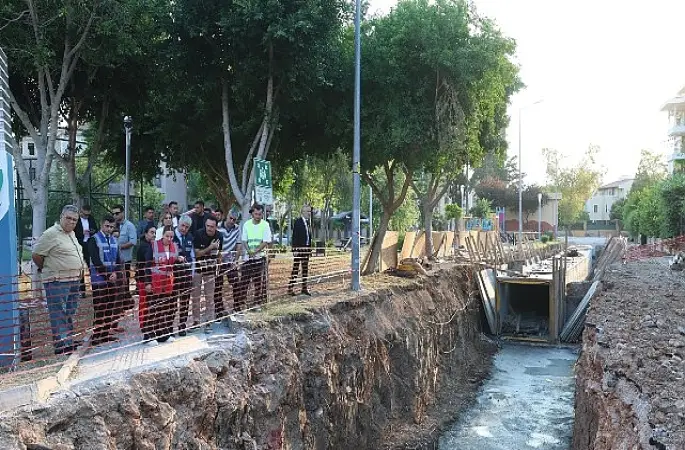 Başkan Vekili Özdemir Konyaaltı'nda devam eden altyapı yatırımlarını inceledi