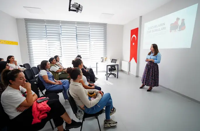 Beylikdüzü’nde ebeveynlere çocuklarla iletişim semineri düzenlendi