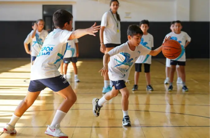 Beylikdüzü'nde öğrenciler yazı sporla geçiriyor