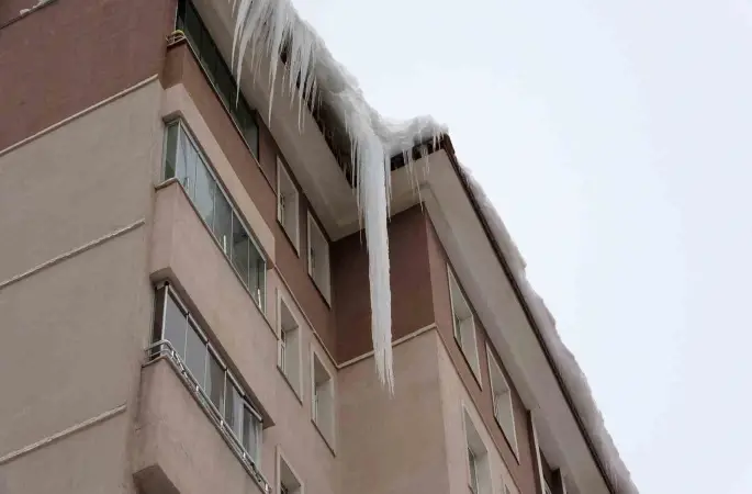 Bitlis’te çatılardaki buzların boyu 5 metreye ulaştı