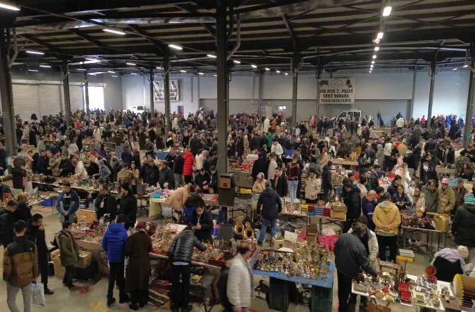 Bu pazarda tezgahtakiler geçmişe götürüyor
