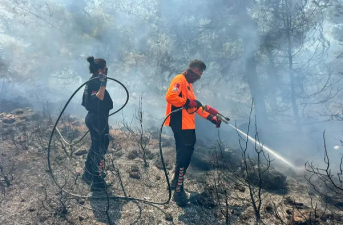 Buca Belediyesi ekipleri İzmir'deki yangınlara müdahale çalışmalarına destek verdi
