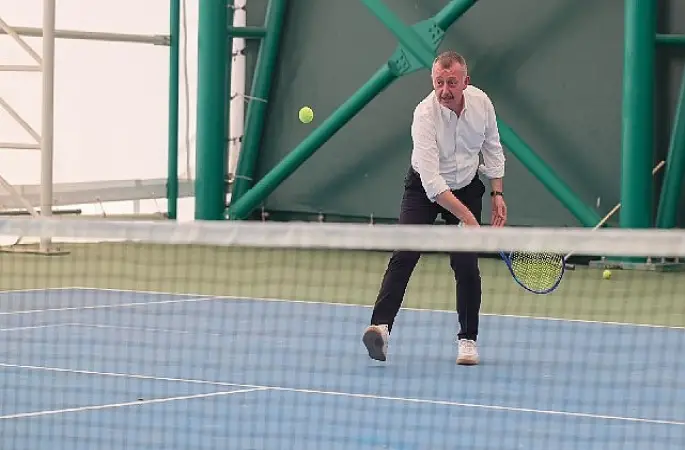 Büyükakın mesajını bu kez tenis kortundan verdi: 'Kocaeli'de herkes, her sporu yapabiliyor'