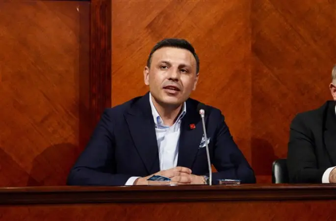 Çelik: Yağmurda çamurda görev başında olan onurlu gazetecilerin her zaman yanındayız