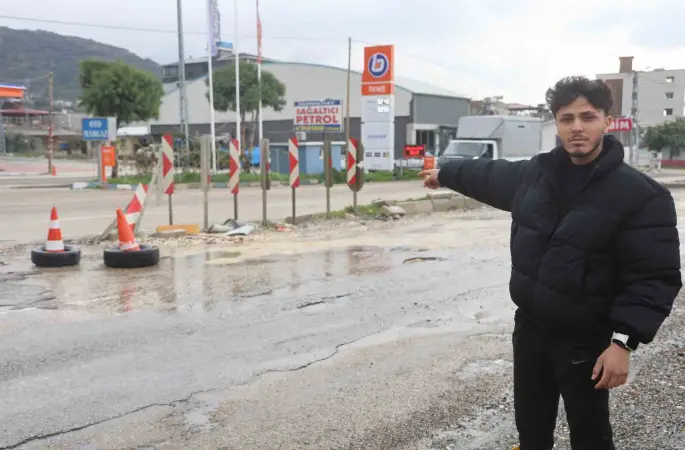 Çukura düşen araçları durdurmaya çalıştı, başarısız oldu
