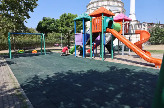 Derince’de park ve yeşil alanlarda yenileme çalışmaları sürüyor