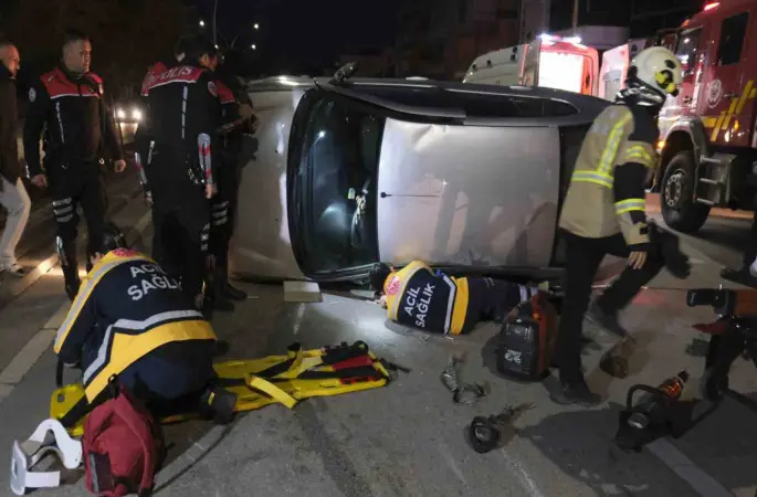 Devrilen otomobilin altında kalan sürücü itfaiye ekiplerince çıkarıldı
