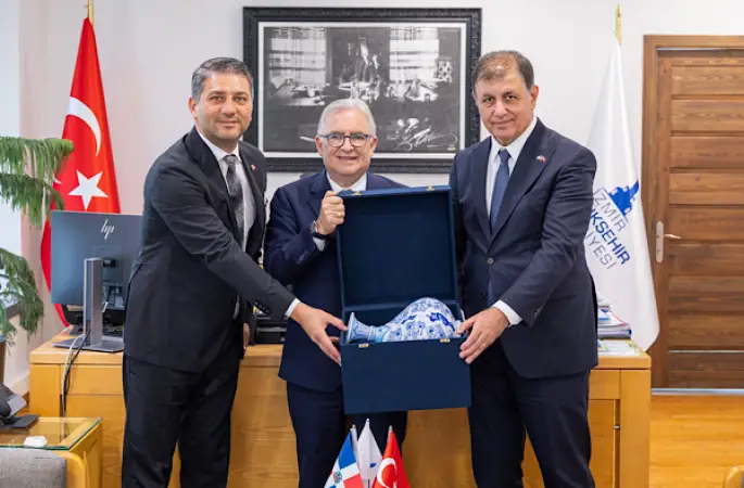 Dominik Cumhuriyeti Büyükelçisi Lora’dan Başkan Tugay’a ziyaret