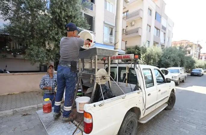 Efes Selçuk'ta Salçalar Ailece Hazırlanıyor, Belediye Makine ile Destek Oluyor