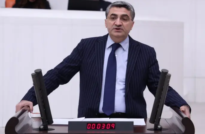 Ekmen: Seçmen iradesi bin bir yolla devre dışı bırakılıyor