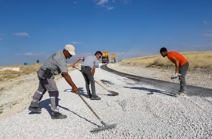 Eskişehir Büyükşehir Belediyesi ekipleri Günyüzü’nde yol çalışmalarını sürdürüyor