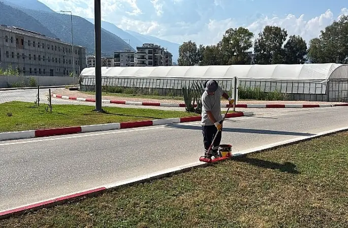  Finike'de yollar yenileniyor bordürler boyanıyor