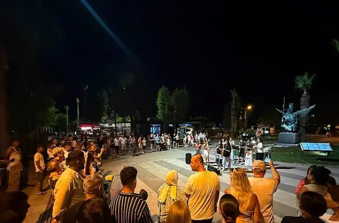 Geleceğin müzisyenleri Kemer gecelerini hareketlendirdi