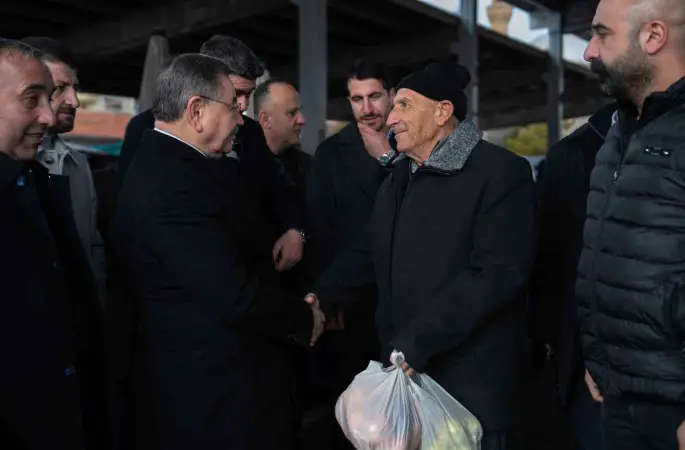 Gölbaşı Belediye Başkanı Odabaşı, semt pazarında esnaf ve vatandaşla buluştu