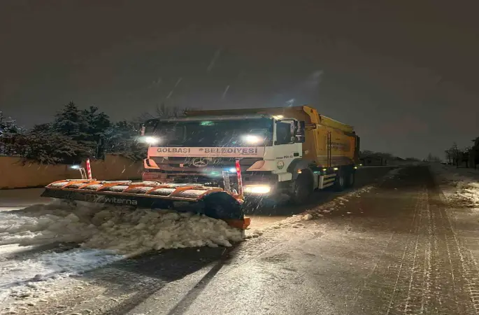 Gölbaşı Belediyesi, kar küreme ve tuzlama çalışmalarına aralıksız devam ediyor
