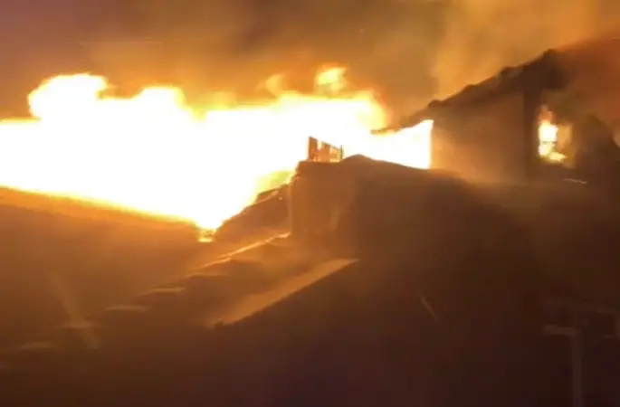 Gönen’de ev yangını: Çatı alevlere teslim oldu
