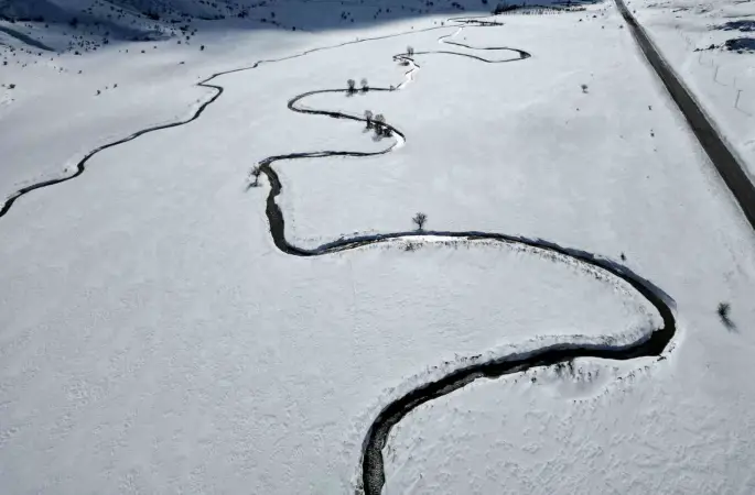 Güzeldere mendereslerinin kar manzarası hayran bıraktı
