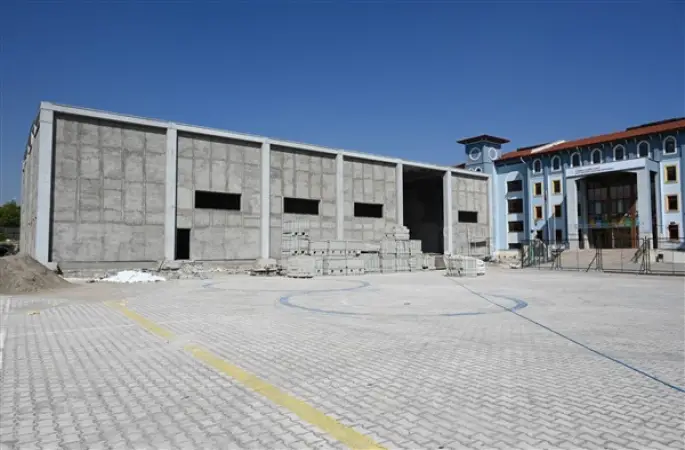 İTO Şehit Mustafa Gözütok Ortaokulu'nda kapalı spor salonu yapımı sürüyor