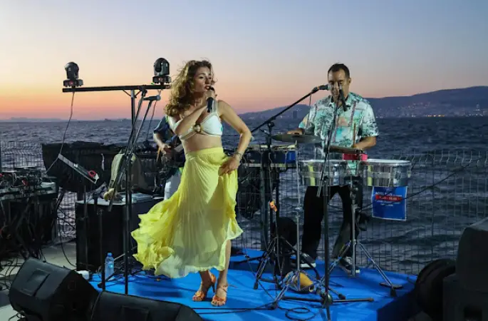 İzmir Marina konserleri Latin ritimleriyle başladı